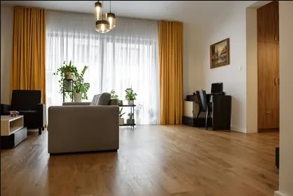 Realizacja: panele podłogowe w salonie domu jednorodzinnego